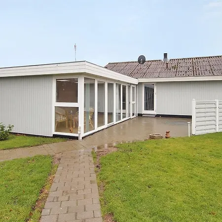Two-bedroom Holiday Strandvej 04 度假居 *